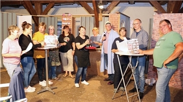 Die Proben bei den Laienspielern auf Heesemanns Diele laufen auf Hochtouren. Die Kulissen mit einem Kiosk als Mittelpunkt sind dort aufgebaut. Auf der Bühne können sie erst zwei Tage vor der Premiere aufgestellt werden, wenn das Festzelt steht.