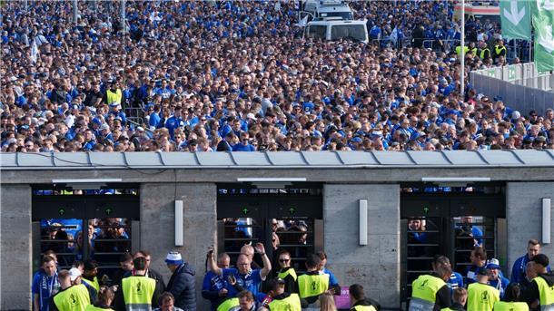 Vorwürfe nach Pokalfinale: Politik verspricht Aufarbeitung Die Probleme beim Einlass der Bielefeld-Fans werden aufgearbeitet, kündigte der Berliner Senat an.