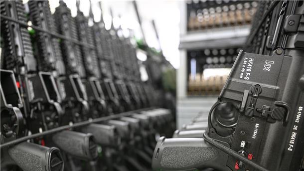 Waffenhersteller Heckler & Koch steigert Gewinn kräftig Die Produktionshalle des Waffenherstellers Heckler & Koch in Oberndorf mit fertigen Sturmgewehre vom Typ HK416.