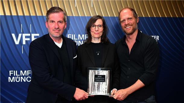 Die Produzenten Christian Becker (l) und Martin Richter sowie die Regisseurin Felicitas Korn (M) stehen auf dem roten Teppich in München.