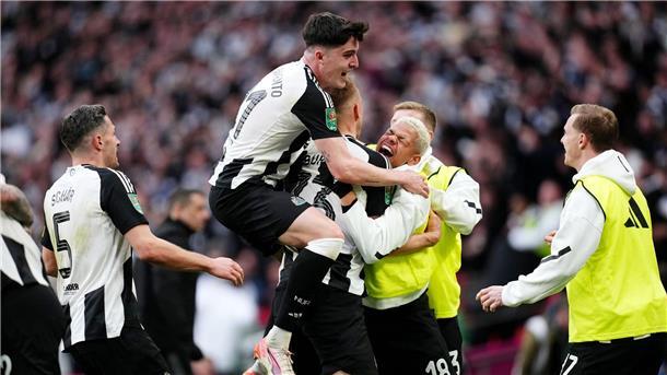 Newcastle gewinnt Ligapokal-Finale gegen Liverpool Die Profis von Newcastle United feiern das 1:0 durch Dan Burn. Der Ligapokal-Gewinn ist der erste nationale Titelerfolg des Clubs seit 70 Jahren.