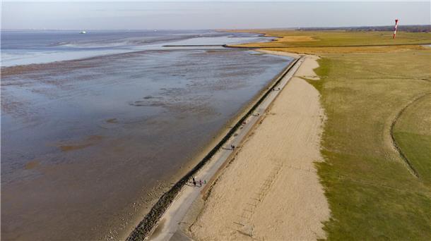 Die Promenade am Grünstrand dürfte Otterndorfs beliebteste Flanierstrecke sein. Die Bummelmeile ist allerdings in die Jahre gekommen und soll nun erneuert werden. Baustart könnte 2025 sein.