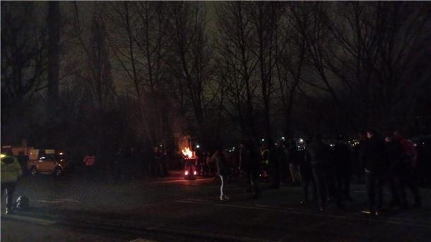 Bauernproteste am Freitag: Wurster Straße seit 1.20 Uhr wieder frei für den Verkehr Die Protestaktion wird mit einem Feuer auf der Wurster Straße fortgesetzt.