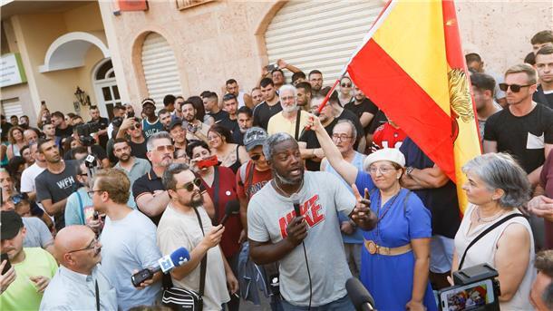 Polizei beendet rassistische Krawalle im Südosten Spaniens Die Protestler reisten mehrheitlich von außerhalb an.