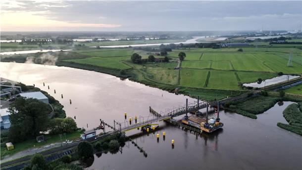 Beschädigte Huntebrücke: Lies rechnet mit zügiger Reparatur Die provisorische Eisenbahnbrücke über die Hunte bei Elsfleth ist bei einer Schiffskollision beschädigt worden.
