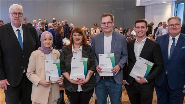 Die IHK hat jetzt in Oldenburg ihre Bundesbesten geehrt. Das Foto zeigt die Fachkräfte aus der Wesermarsch mit Vertretern der IHK.