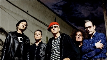 Die Punk-Band „The Damned“ mit (l-r) Paul Grey, David Vanian, Captain Sensible, Monty Oxy Moron und Andrew (Pinch) Pinching.