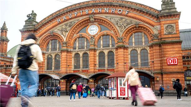 Weniger Straftaten am Bremer Hauptbahnhof registriert Die „Quattro-Streifen“ aus Bremer Polizei, Bundespolizei, DB Sicherheit und Ordnungsamt sind aus Sicht der Sicherheitsbehörden ein Erfolgsmodell am Bremer Hauptbahnhof. (Archivbild)