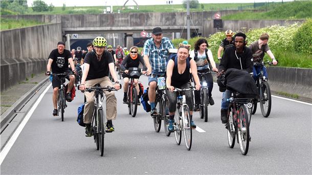 Die Radler eroberten den Wesertunnel - für kurze Zeit. Die A20-Gegner hatten sich dieses Recht vor dem Verwaltungsgericht Oldenburg erstritten. Foto Scheer