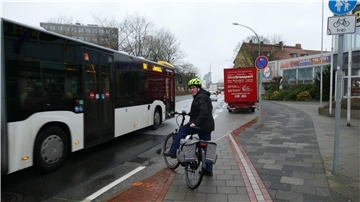 Die Radwegführung vor dem Jungen Theater ist schlecht und seit Jahren tut sich nichts, klagt Radfahrer Jürgen Schulz (80), der täglich dort entlangmuss.