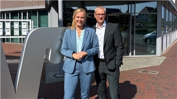 Das Foto zeigt die Vorstände der Raiffeisen-Volksbank Varel-Nordenham vor der Zentrale in Varel. Die Raiba will mit zwei weiteren Banken fusionieren.