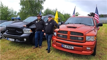Die Ram RAM Crew Elbe-Weser-Dreieck: Stefan Bothmann (l.) und Chris Witzke mit ihren XXL-Trucks.