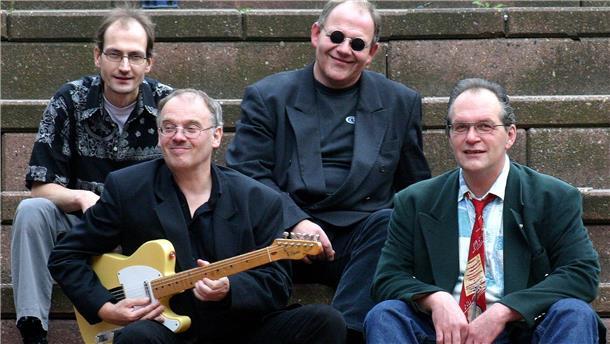 Die Ramblin’ Blues Band spielt beim Misselwardener Blues-Abend - von links: Bassist Micky Schmidt, Gitarrist Hanno Bonßdorf, Sänger Rolf-Martin Schmidt und Drummer Jürgen Thomas.