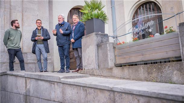 Die Rampe draußen, zwischen Großem und Kleinem Haus, führt nur bis ins Foyer - dann ist die Theaterwelt für gehbehinderte Menschen zu Ende. Nun tüfteln alle an einer baulichen Lösung für einen Aufzug drinnen: Harm-Dirk Feldmann (technischer Leiter), Kulturstadtrat Michael Frost, Sozialstadtrat Uwe Parpart und Theater-Intendant Lars Tietje. Foto: Hartmann