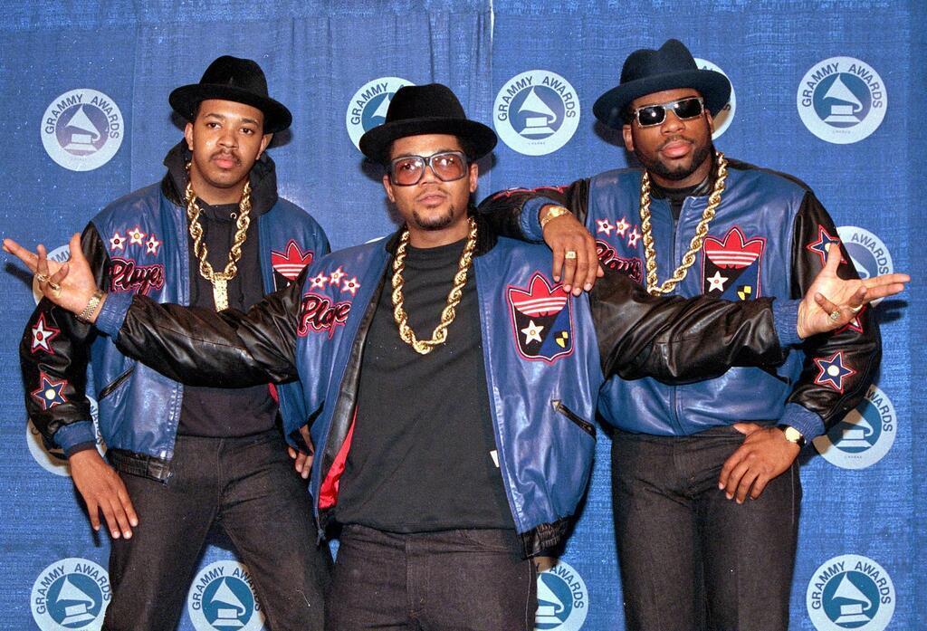 Die Rap-Gruppe Run-DMC: Joseph „Run“ Simmons (l-r), Darryl „DMC“ McDaniels und Jason Mizell „Jam Master Jay“, im März 1988.