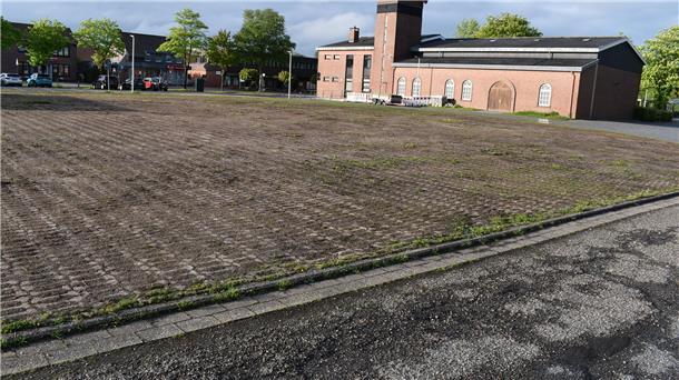 888. Roonkarker Markt mit Familiendorf und Marktbier Die Rasengittersteine auf dem Gelände des Marktplatzes in Rodenkirchen sind jetzt von Rasenüberwucherungen befreit worden. Somit sind Rutschgefahren bei Nässe beseitigt.