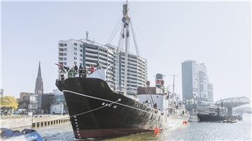 Die „RAU IX“ wird vom Museumshafen in den Neuen Hafen verholt. Das Manöver ist für viele ein sehenswürdiges Ereignis.