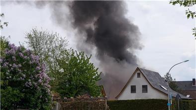 Die Rauchwolke steht über dem Haus.