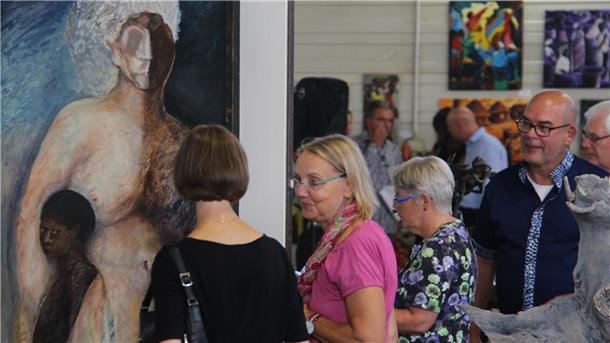 Die Re-Art-Ausstellungen in Ihlienworth - hier die von Samuel J. Fleiner kuratierte Kunstschau „Re-Art meets Africa“ im Jahr 2018 - haben in den vergangenen knapp 20 Jahren viele tausend Besucher angezogen. Jetzt steht die Reihe vor dem Aus.