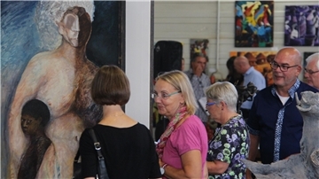 Die Re-Art-Ausstellungen in Ihlienworth - hier die von Samuel J. Fleiner kuratierte Kunstschau „Re-Art meets Africa“ im Jahr 2018 - haben in den vergangenen knapp 20 Jahren viele tausend Besucher angezogen. Jetzt steht die Reihe vor dem Aus.