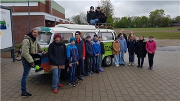 Die Realschüler freuten sich über den Besuch der Bremen1-Moderatoren, die mit einem originellen VW-Bulli anreisten.