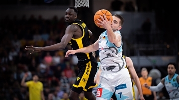Die Rebounds werden wieder eine wichtige Rolle spielen. In Spiel zwei schnappte sich Adrian Breitlauch den Ball vor Tübingens Bakary Dibba (links).