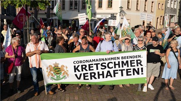 Rechtsextreme provozieren - Kretschmer bleibt gelassen Die rechtsextreme Kleinstpartei „Freie Sachsen“ war mit ein paar Dutzenden Anhängern unter anderem mit einem Plakat und der Aufschrift „Kretschmer verhaften“ aufmarschiert.
