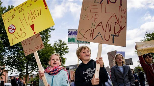 Pläne gegen Einsamkeit Die Reduzierung der Handyzeit kann helfen, sich weniger einsam zu fühlen.