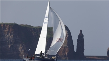 Ein Segelboot segelt vor Helgoland.