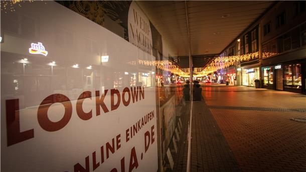 Menschenleer ist die Einkaufsstraße "Seltersweg" in Gießen am Abend. 