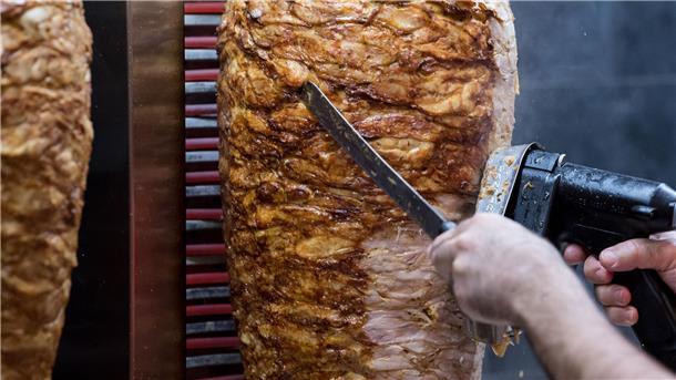 Türkei gibt nach: Deutschland feiert Erfolg im Döner-Streit Die Regeln für die Herstellung der Fleischspieße können vorerst so bleiben, wie sie sind. (Archivbild)