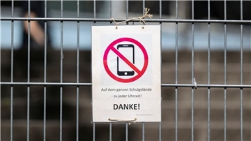 Die Regeln sind unterschiedlich: Manche Schulen haben Handys komplett verbannt, andere sind weniger streng. Ob es flächendeckende Regeln gibt, entscheiden die Bundesländer selbst. (Symbolbild)