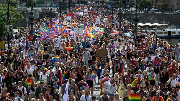 Zehntausende feiern bei Regenbogenparade in Prag Die Regenbogenparade war Höhepunkt des Festivals.
