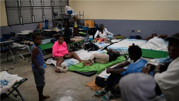 „Unter Wasser“: Schwere Schäden auf Jamaika nach Hurrikan Die Regierung rief die gesamte Bevölkerung dazu auf, möglichst zu Hause zu bleiben.