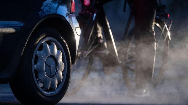 Autoländer fordern Stopp von EU-Strafen für CO2-Flottenwerte Die Regierungschefs aus Niedersachsen, Baden-Württemberg und Bayern fordern von EU-Kommissionspräsidentin Ursula von der Leyen (CDU) eine Aussetzung der neuen Strafzahlungen für besonders klimaschädliche Flotten von Autobauern. (Illustration)