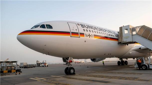 Die Regierungsmaschine, ein Airbus A340-300, steht auf einer Parkposition aus dem Flughafen von Abu Dhabi.