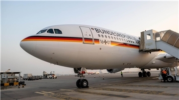 Die Regierungsmaschine, ein Airbus A340-300, steht auf einer Parkposition aus dem Flughafen von Abu Dhabi.