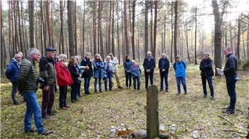 Die Reisegruppe an einem der Tatorte der "Aktion Reinhardt" in Polen.