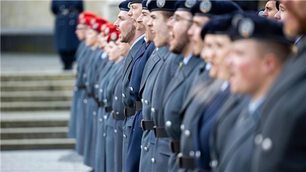 Die Rekruten, die an dem Gelöbnis in Hannover teilnahmen, sind in Niedersachsen, Bremen und Rheinland-Pfalz stationiert.
