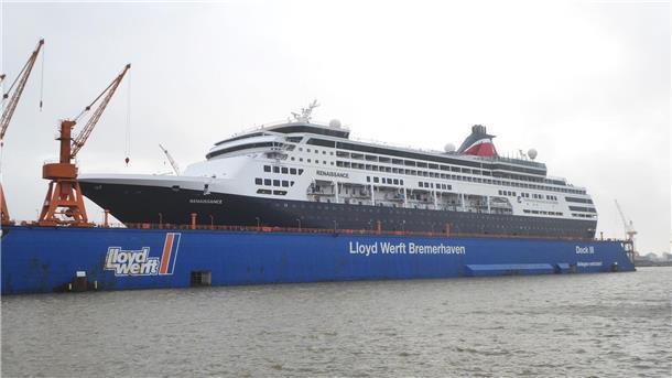 Ein Kreuzfahrtschiff liegt in einem Schwimmdock.
