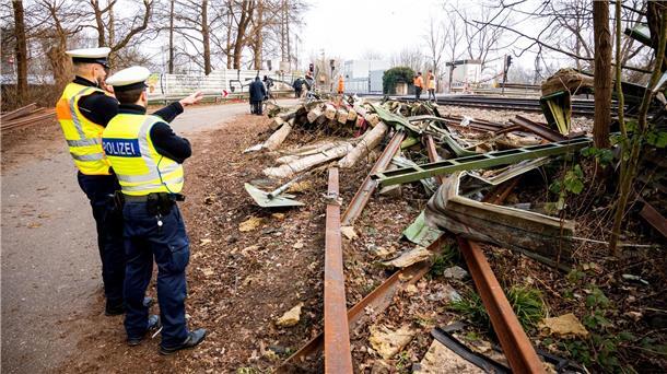 Historiker stirbt bei Zugunfall - Lkw-Fahrer nicht in Haft Die Reparaturarbeiten an der Bahnstrecke im Süden Hamburgs dauern an.