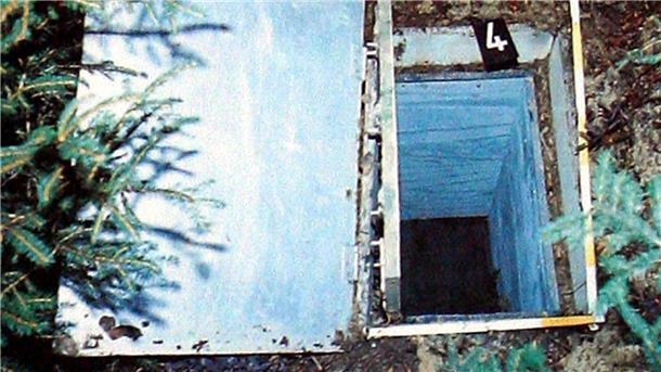 Neue Sky-Doku nährt Zweifel im Kriminalfall Ursula Herrmann Die Reproduktion zeigt die Kiste, in der 1981 das zehnjährige Entführungsopfer Ursula Herrmann aus Eching am Ammersee (Oberbayern) erstickte, fotografiert bei einer Pressekonferenz im Jahr 2008 in Augsburg.