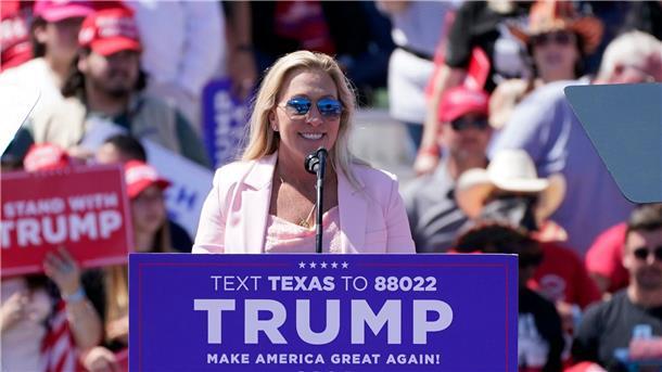 Ultrarechte US-Republikaner streiten über Taylor Greene Die republikanische Kongressabgeordnete Marjorie Taylor Greene bei einer Wahlkampfveranstaltung für Ex-Präsident Donald Trump.