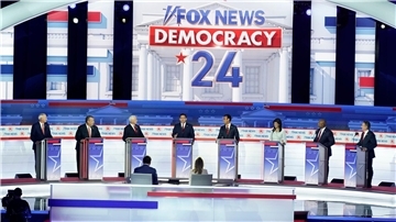 Die republikanischen US-Präsidentschaftskandidaten von links nach rechts: Asa Hutchinson, Chris Christie, Mike Pence, Ron DeSantis, Vivek Ramaswamy, Nikki Haley, Tim Scott und Doug Burgum.