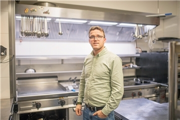 Vom Tellerwäscher zum eigenen Lokal: Ilir Muzlijajs Weg zum D‘oro Die Restaurantküche des „D’oro“ – hier außerhalb der Betriebszeiten – hat Ilir Muzlijaj selbst geplant.