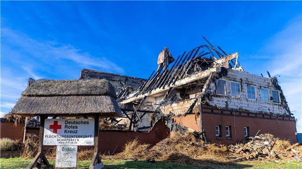 Die Reste des abgebrannten Hotelgebäudes in dem Geflüchtete aus der Ukraine untergebracht waren.