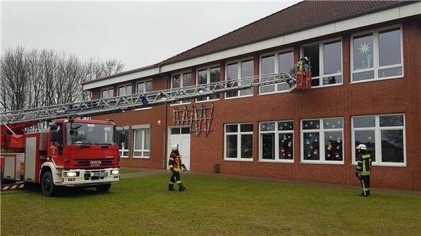 Die Rettung von Kindern aus den Klassenräumen war Schwerpunkt der Übung an der Grundschule Klein Meckelsen.