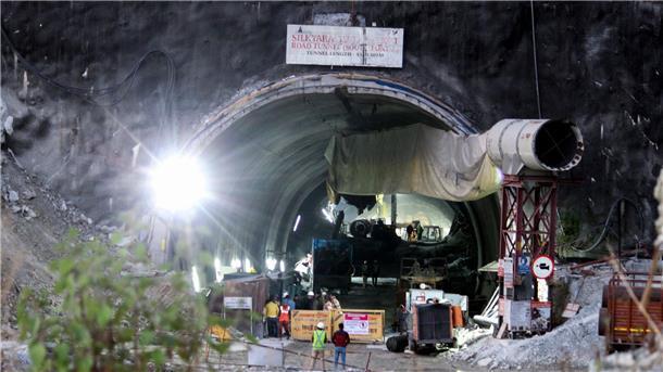 Rennen gegen die Zeit: Tunnel-Drama hält Indien in Atem Die Rettungsaktion der eingeschlossenen Arbeiter dauert bereits länger als eine Woche.