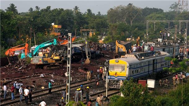 Schweres Bahnunglück erschüttert Indien Die Rettungsarbeiten sind beendet. Nun werden die Wrackteile der entgleisten Züge beseitigt.