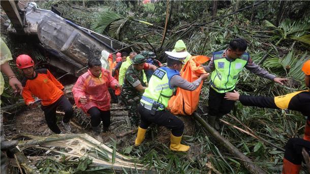 Nach Starkregen: 23 Tote bei Erdrutschen auf Sumatra Die Rettungsarbeiten waren wegen der Wetterbedingungen sehr schwierig.